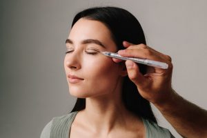Una mujer en consulta para una blefaroplastia.