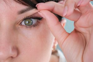 Cuándo la blefaroplastia es la opción adecuada para la tensión ocular crónica