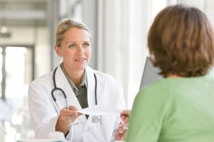 Guía para su cita de seguimiento tras una blefaroplastia